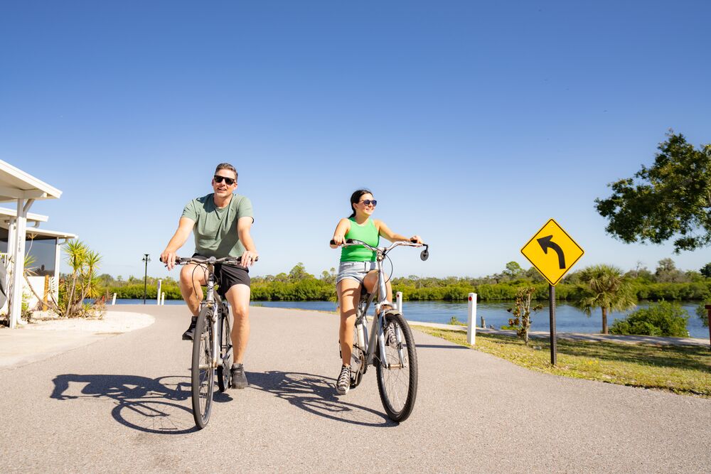 Bicycle_Couple_River_Vista_4