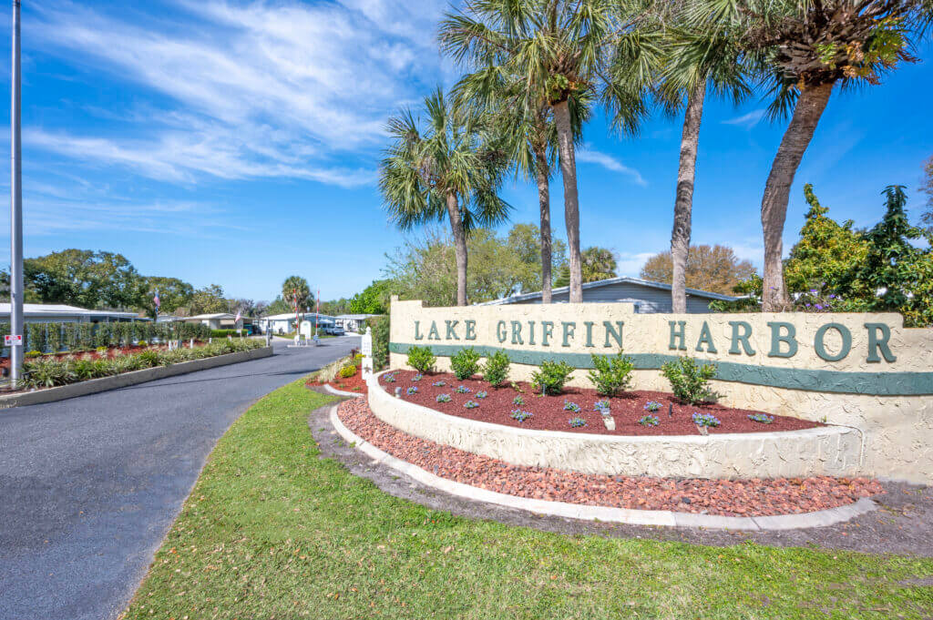 Lake Griffin Harbor Village Entrance sign at the front of the community