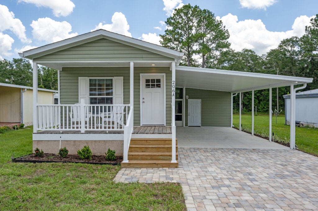 Single Wide Home for sale at Rolling Greens Village in Ocala, Florida.