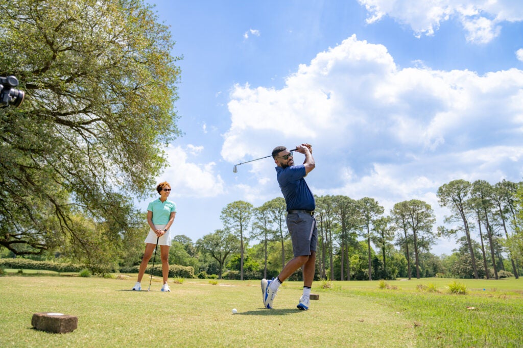 savannah golf club - man swinging