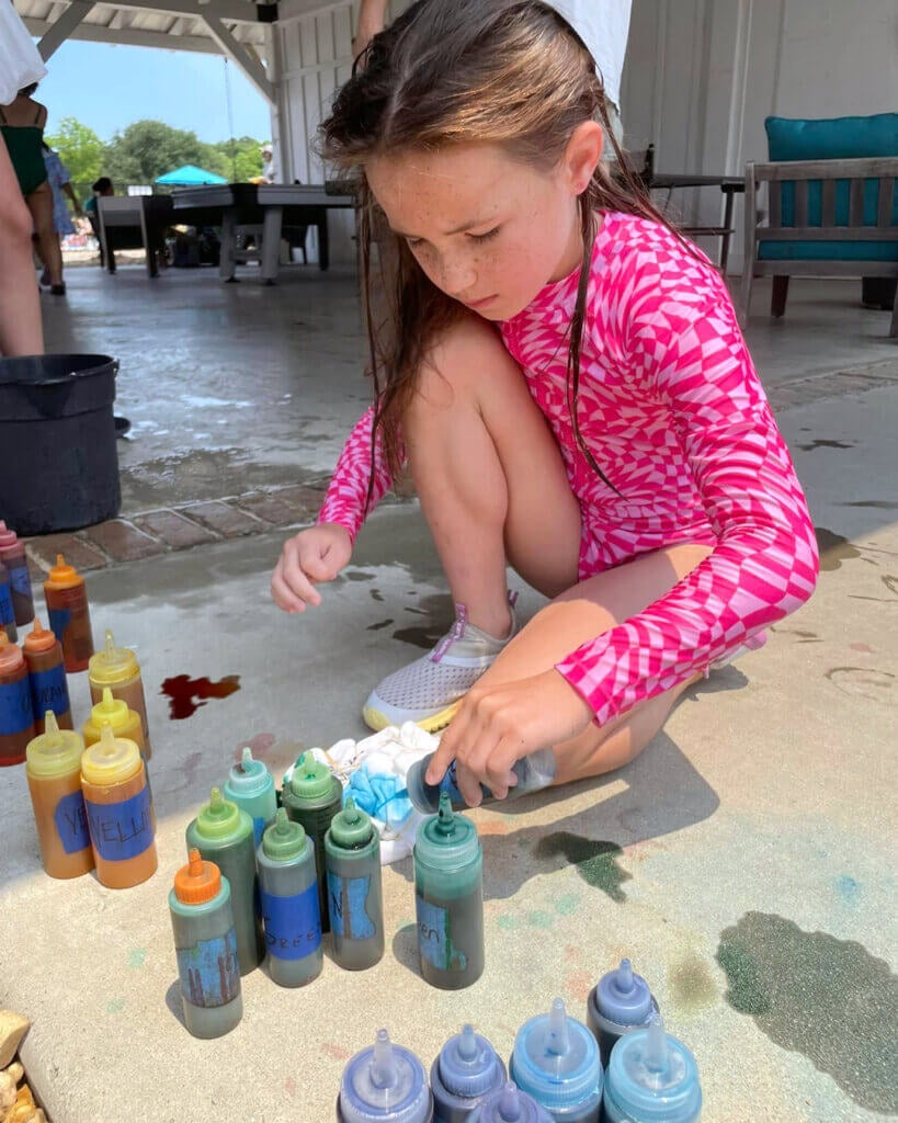 Guest at CreekFire RV doing Tie Dye Craft during spring themed weekend.