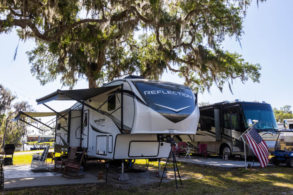RV and camper parked on lakeside rental sites at Oak Harbor RV Park