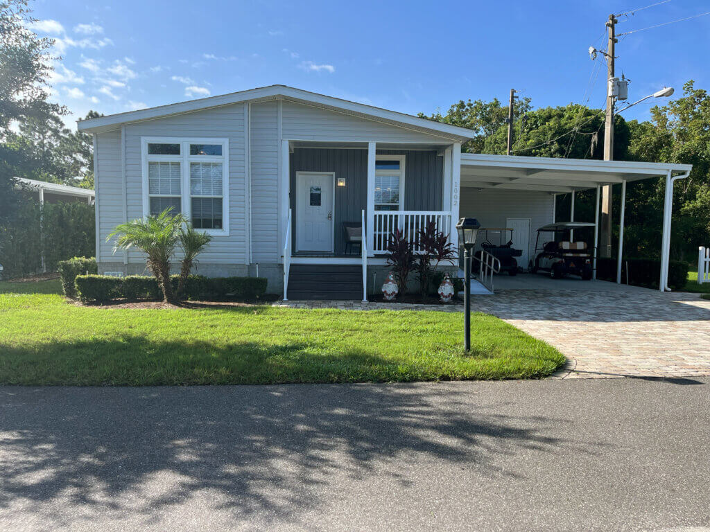 Exterior front view of manufactured home in Meadowlea Village