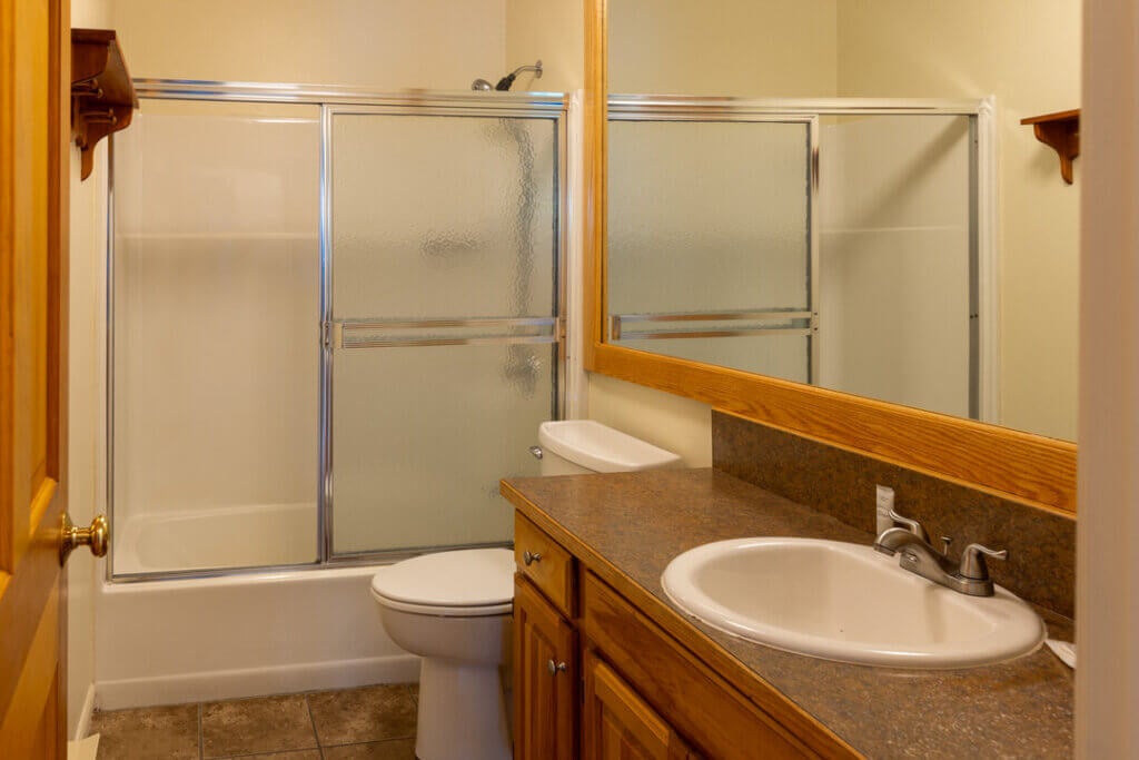 Island Lodge Main Floor Bathroom 2
