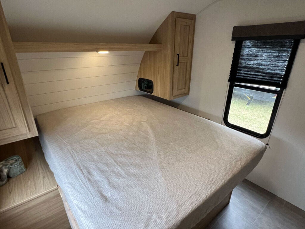 Geneva_motorcoach_bedroom Geneva Motorhome