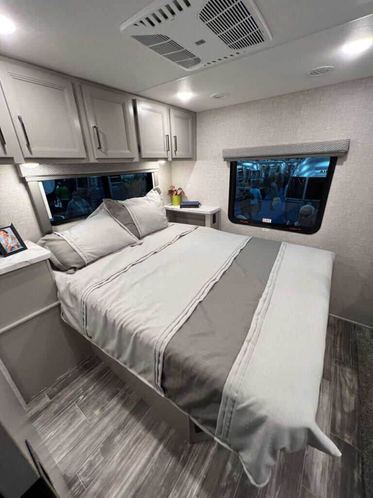 Genevia_Motorcoach_bedroom Geneva Motorhome