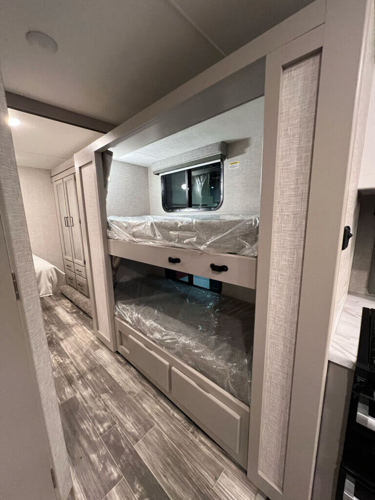 Genevia_Motorcoach_bundbeds Geneva Motorhome