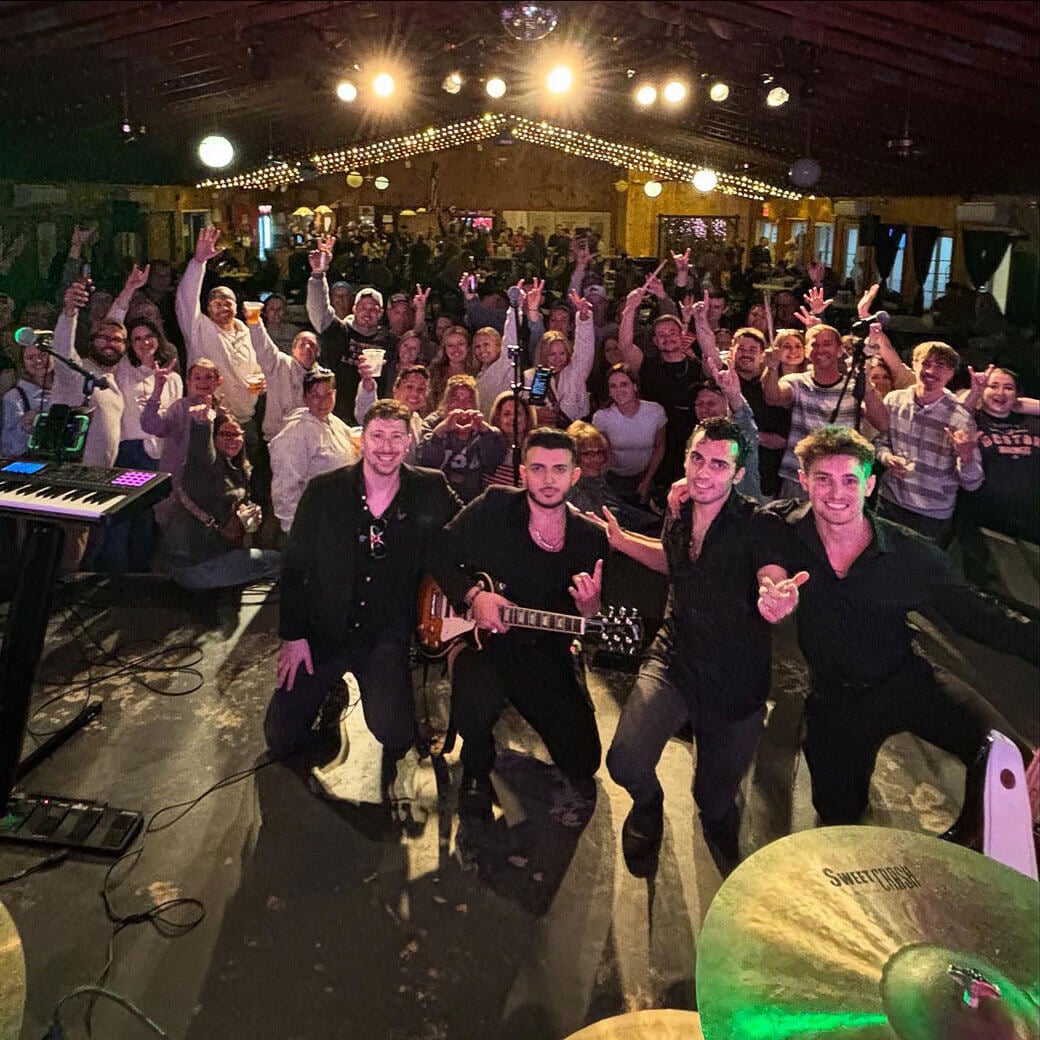Verona_Rose_Point_Sebago_crowd
