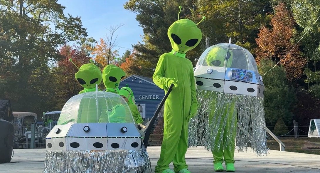 alien-costumes-ufo-dempsey