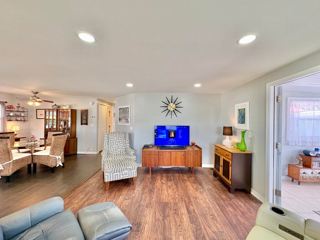 5809 Camelot Drive N