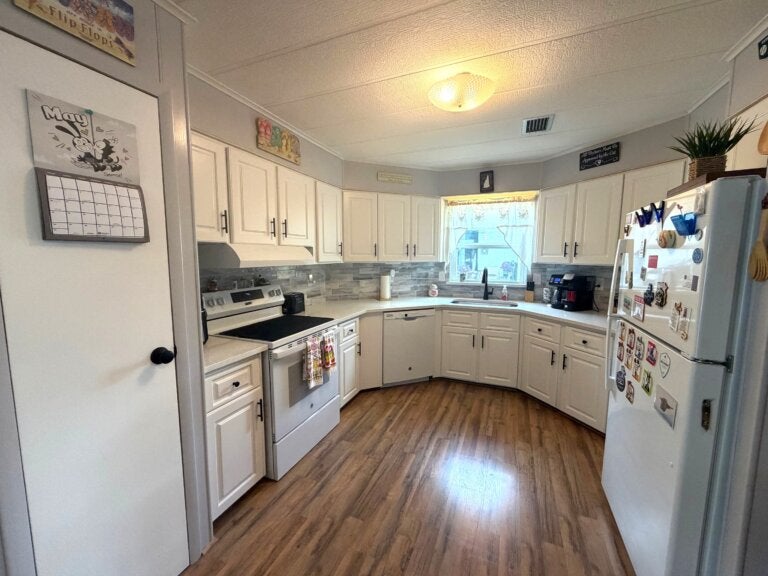 6433 B Lakewood Dr