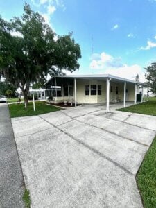 652 Royal Oak Dr E
