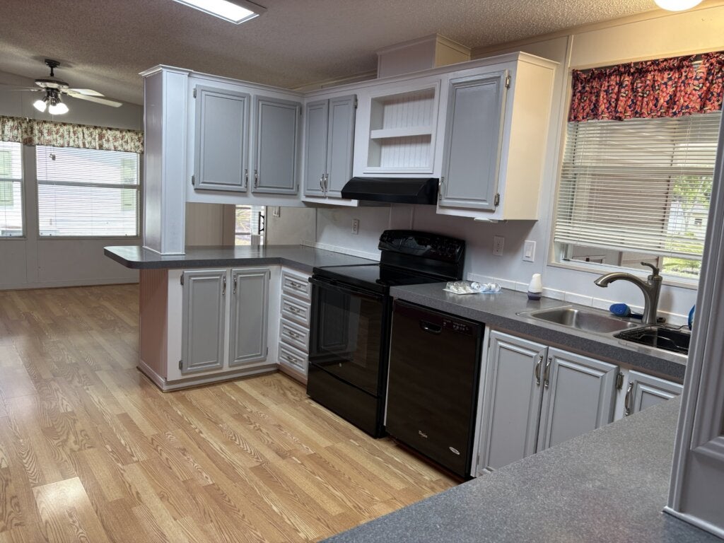 790 Hyde Park Circle W