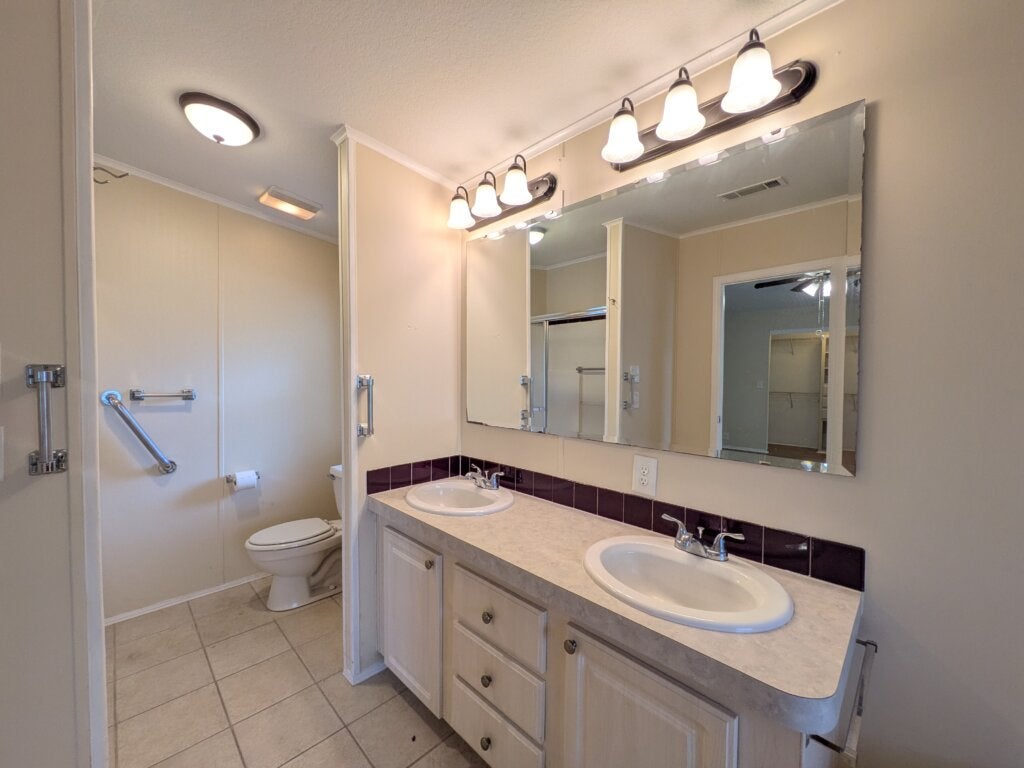 807 Choo Choo Ln